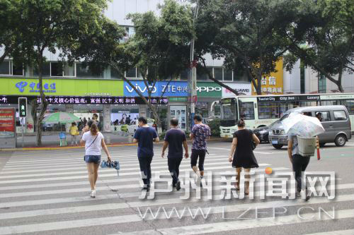 絕大多數(shù)市民都做到了自覺禮讓斑馬線，不橫穿馬路，不翻越欄桿，做到車讓人、人讓車