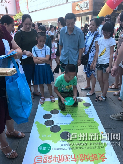 市民在宣傳點(diǎn)參加創(chuàng)文趣味游戲。 記者 朱虹 攝